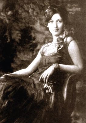 Rúhíyyih Khánum as young woman